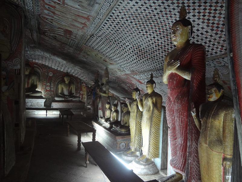 DSC03433.JPG - Sep 8-12, 2014 洞窟寺廟(位於岩石上的天然洞穴寺廟，有全世界最大、最古老的壁畫群，壁畫由樹脂繪製而成，經過歲月更迭依然鮮明；而佛像皆由整塊岩石雕刻而成，姿式各有殊異) (斯里蘭卡，丹不拉) [Dambulla, Sri Lanka]-217